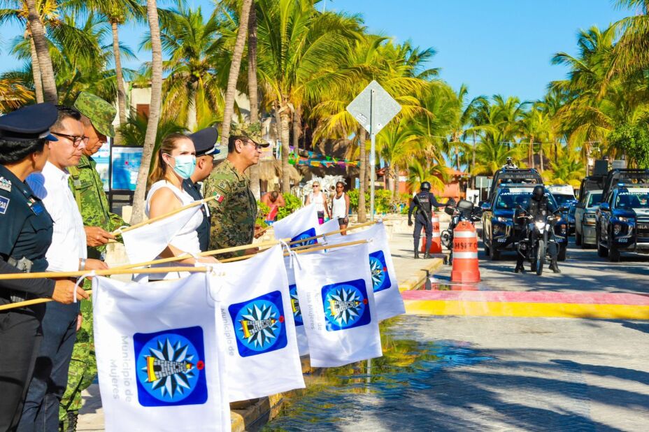 Realizan banderazo para fortalecer seguridad en Isla Mujeres