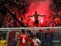 Los aficionados de Portugal prenden bengalas durante el partido ante Eslovenia.jpg