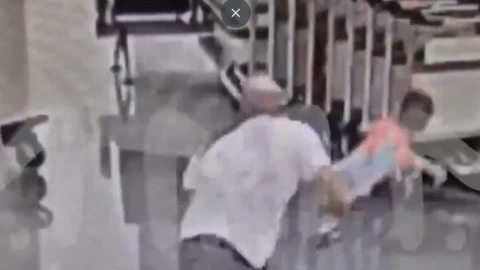 ¿Qué sabemos sobre el hombre que azotó a un bebé en el aeropuerto de Moscú.png