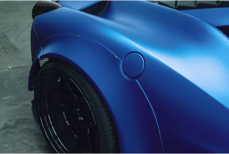 ¿Un auto valuado en millones de dólares abandonado en la calle España_ Esto sabemos