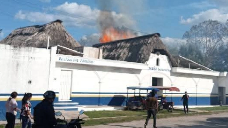 Voraz incendio acaba con un restaurante; ocurrió en Maxcanú