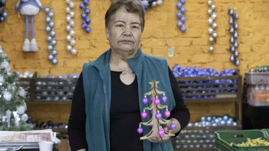 Doña Isi Solís, creadora de esferas