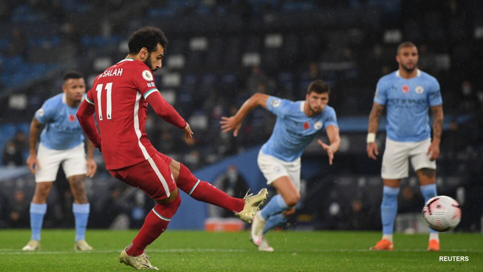 Mohamed Salah dispara el penal ante el City
