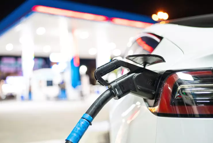 Coche eléctrico en plena carga