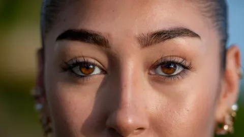 La manera de usar las sombras para resaltar ojos cafés y que se vean brillantes