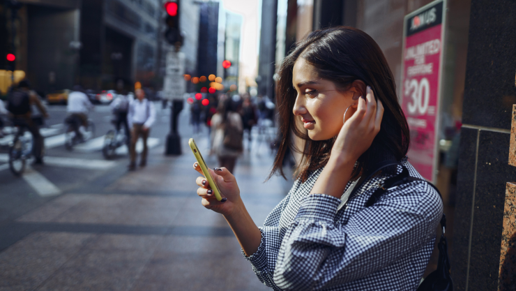 CELULAR EN LA CALLE.png