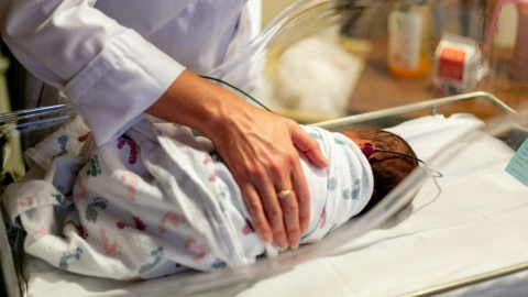 Acusan a influencer de sobremedicar a su bebé; lo hacía para ser popular en redes sociales y ganar dinero en redes