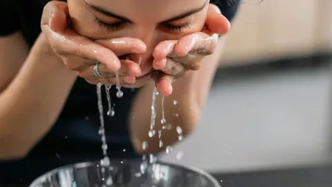 ¿Por qué lavarte la cara con sal luego de despertar? Sigue los pasos