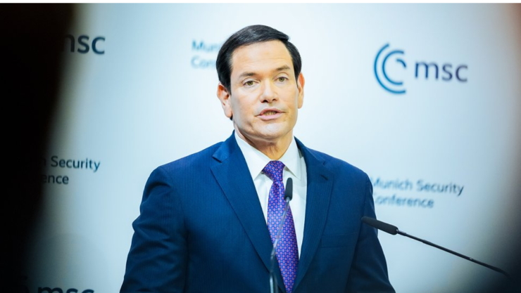 Marco Rubio, secretario de Estado de Estados Unidos, durante su intervención en la Conferencia de Seguridad de Múnich, frente a un podio con el logotipo del evento al fondo.