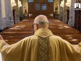 sacerdote danto misa