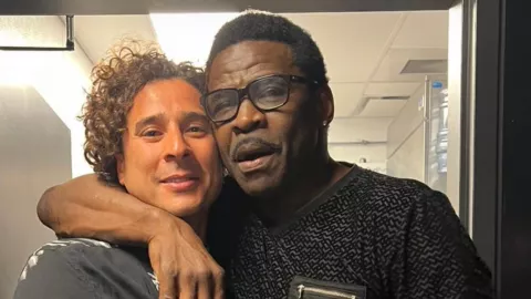 Guillermo Ochoa y Michael Irving posan en una fotogr