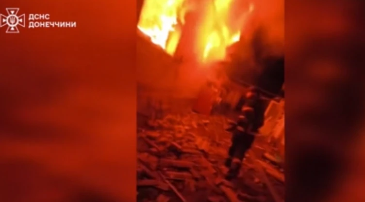 Rescate de mujer de 85 años tras bombardeo ruso en zona residencial de Ucrania (VIDEO)