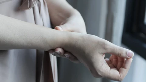 ¿Qué significa que tengas las manos frías sin razón aparente?: causas y riesgos para la salud 