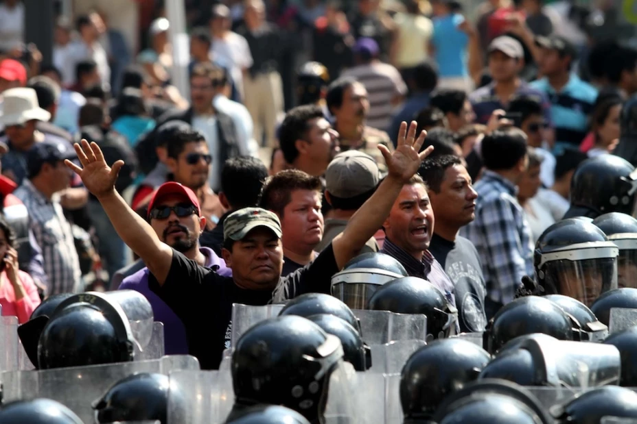 Policía espera órdenes para contener a contingente de maestros