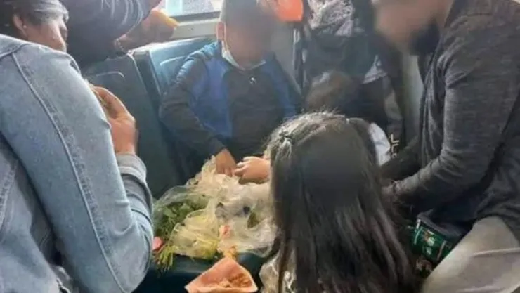 captan a familia haciendo taquiza en vagón del metro de la cmdx.jpg