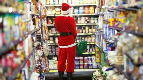 Santa Claus caminando en la calle