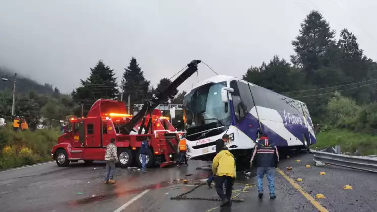AUTOBÚS-VOLCADURA-MÉXICO-TOLUCA.jpg