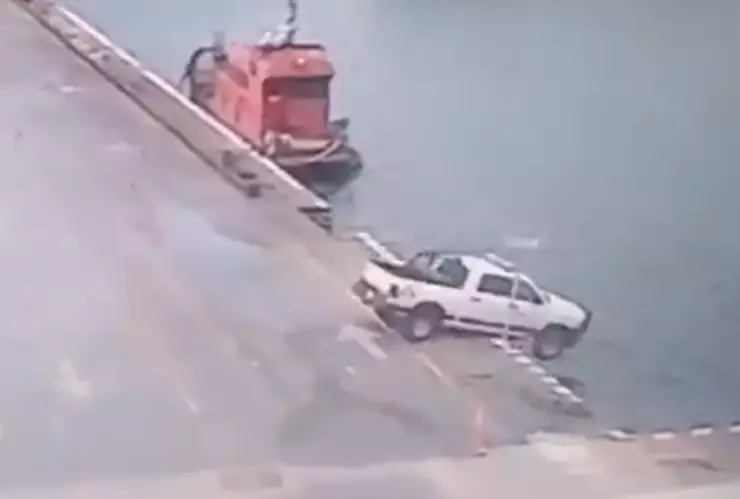 Camioneta se mete al mar en puerto de Veracruz