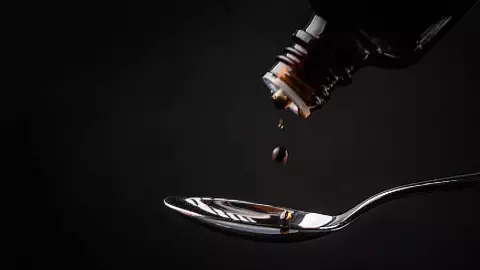 Investigan relación entre jarabes para la tos que han matado 300 niños