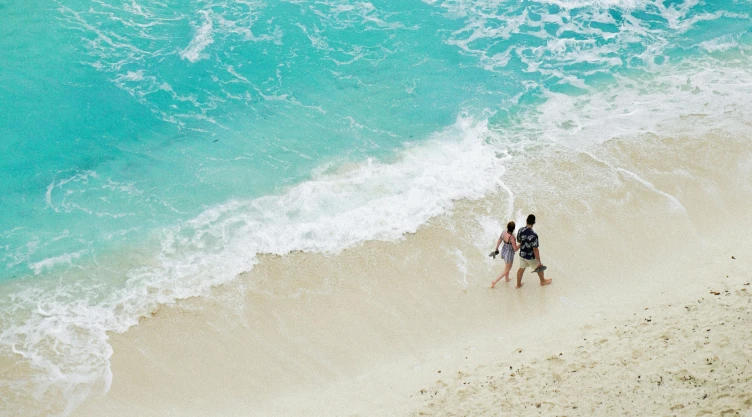 Playas sin sargazo en Quintana Roo: Ideales para familias en vacaciones; según red de monitoreo. En la imagen se observan unos turistas que disfrutan de las playas de Cancún en México.