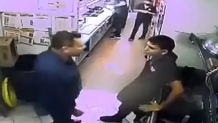 Hombre golpea brutalmente a un menor de edad