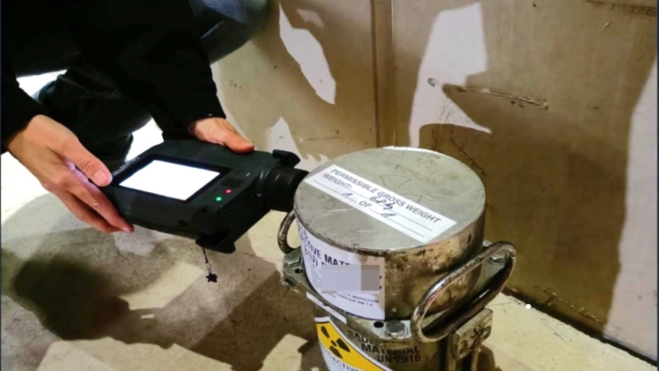 Aeropuerto de Barajas con la señalización de advertencia de material radiactivo.