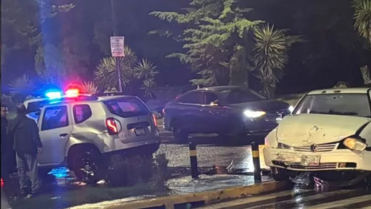 Choque dejó tráfico intenso en Bosques de San Sebastián, Puebla; vehículos quedaron destruidos
