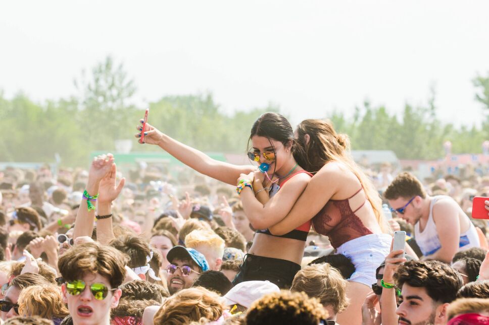 chicas en un festival musical