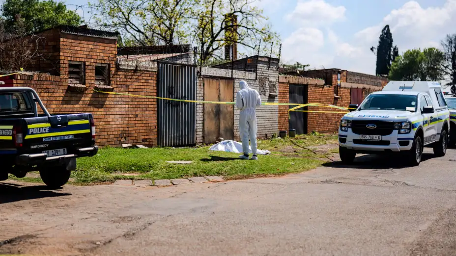 Escena del lugar del homicidio de una mujer en KwaThema, Sudáfrica.