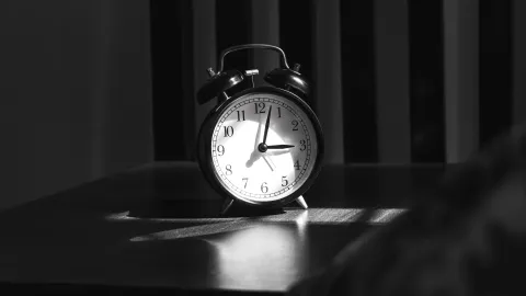Esta es la razón por la que despertarte de madrugada arruina tu pérdida de peso
