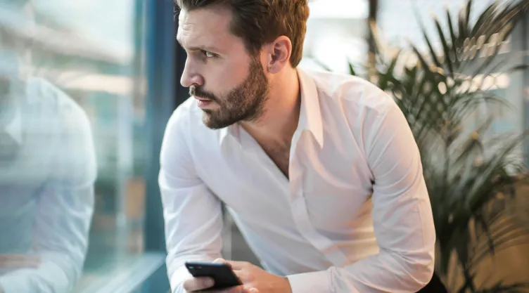 ¿Por qué tu celular puede estar en riesgo incluso apagado?