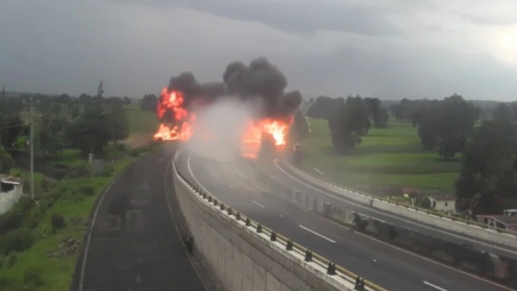 VIDEO-_-Así-fue-el-momento-exacto-en-que-una-pipa-cargada-con-combustible-volcó-y-explotó-en-Tlaxcal.webp