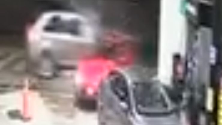 Captan MOMENTO EXACTO del choque en gasolinera del Periférico Ecológico hoy