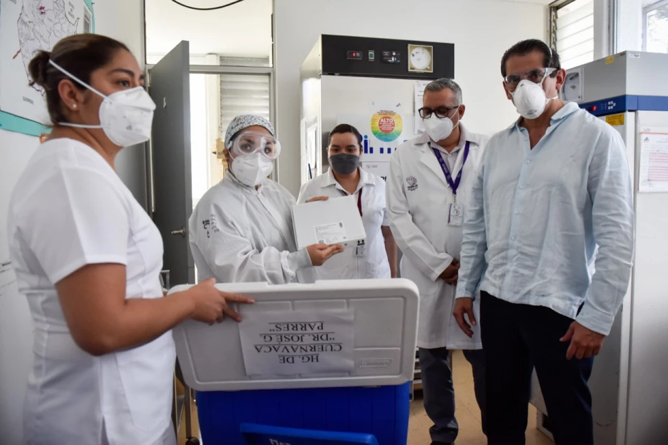 Bajo los protocolos correspondientes, este martes llegaron a Morelos 9 mil 765 vacunas desarrolladas por Pfizer/BionTech para inmunizar al personal de salud que desde hace 10 meses trabaja en la atención directa de pacientes COVID-19 en los hospitales de Infecciones Respiratorias Agudas Graves.