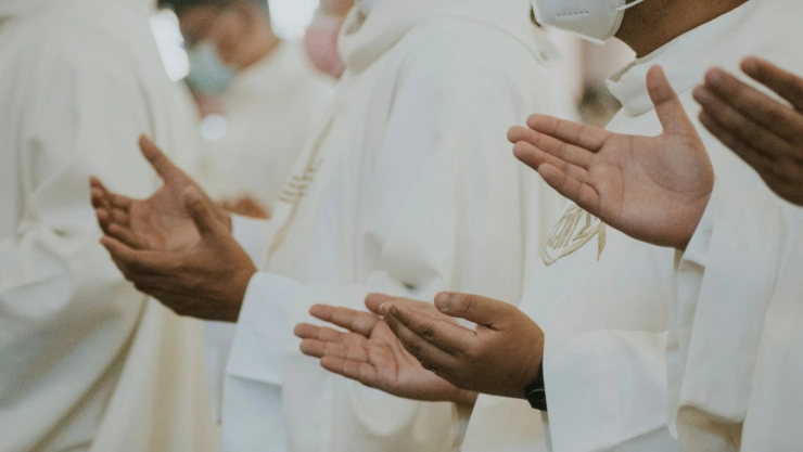 Imagen de sacerdotes.