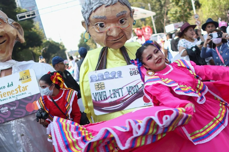marcha AMLO monigotes Zócalo