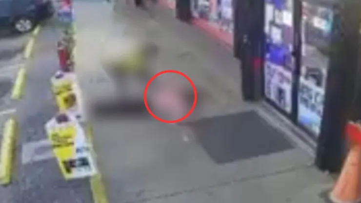 VIDEO | Mujer es golpeada y asesinada tras un conflicto vial; un hombre la atacó en la cabeza con un martillo