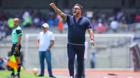 Antonio Mohamed dirige un partido con Pumas