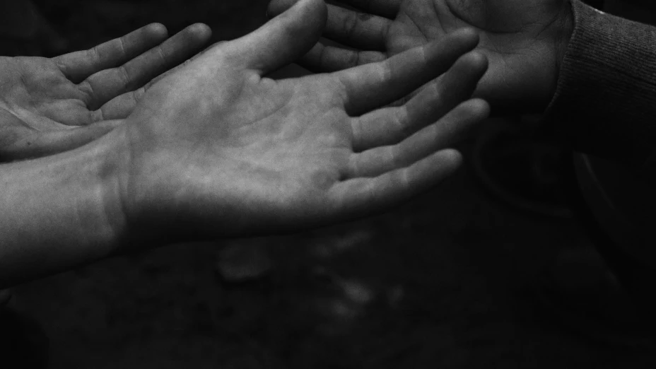 ¿Tienes hormigueo en las manos Podría ser el síntoma de algunas enfermedades