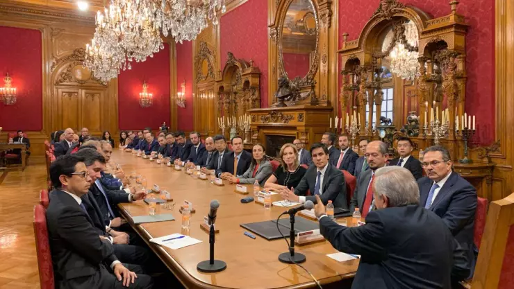 AMLO firma acuerdo con bancos para refinanciar a Pemex