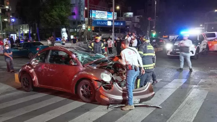 Mientas Dormía: Volcadura de auto deja dos personas heridas en CDMX