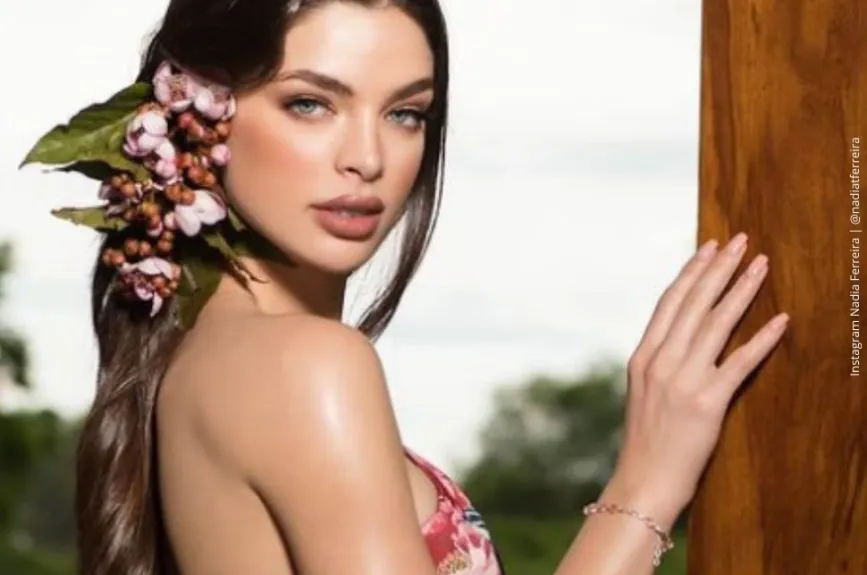 Nadia Ferreira posando con un árbol..jpg
