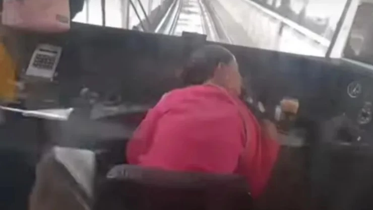 Una siesta peligrosa - Mujer duerme en cabina de conducción del metro