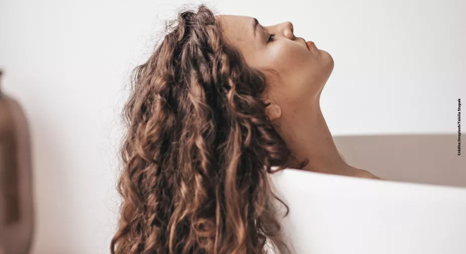 Agrega estos aceites esenciales a tu shampoo para matizar las canas de tu cabello