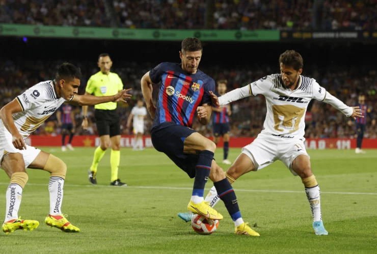 Robert Lewandowski ante Pumas