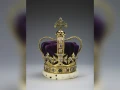 La Corona de San Eduardo está formada por un marco de oro macizo con una banda de piel de armiño.