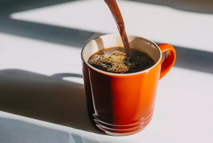 Confirmado: Esto pasa si tomas café y pasas mucho tiempo sentado