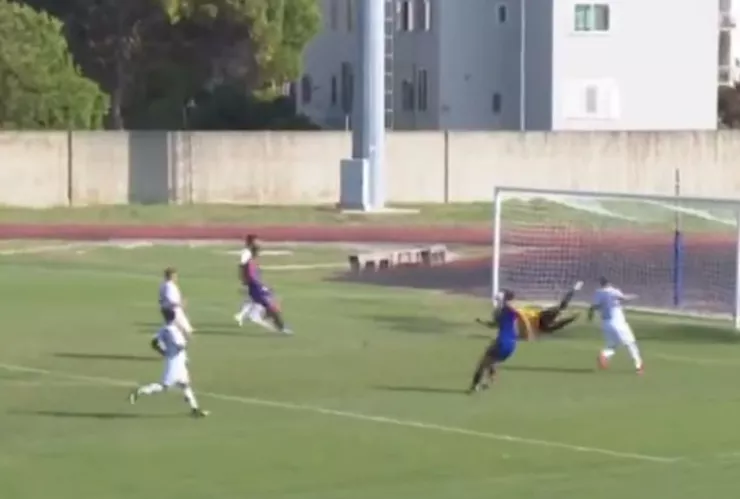 VIDEO Futbolista del Termoli anota gol y desploma en la cancha en pleno partido contra Roma City