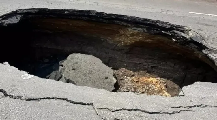 Enorme socavón, ubicado en la alcaldía Zaragoza de la CDMX.