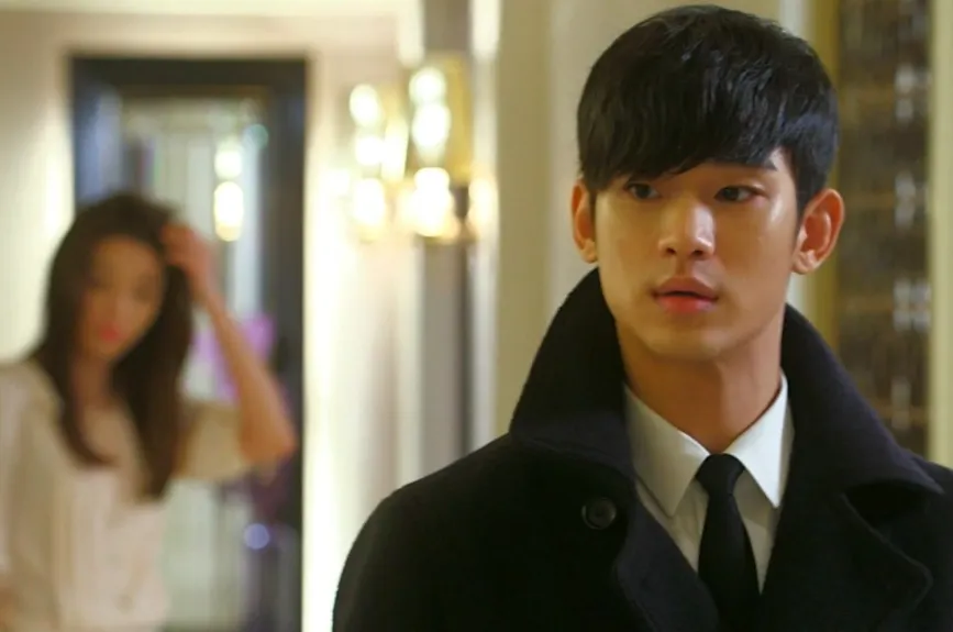Min Joon con todo y su desesperación llega a ver a Son Yi, quien se encuentra bien.